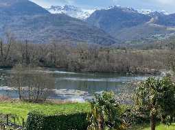 Beautiful Property with Mountain Views and Guest House 35 minutes south of Pau